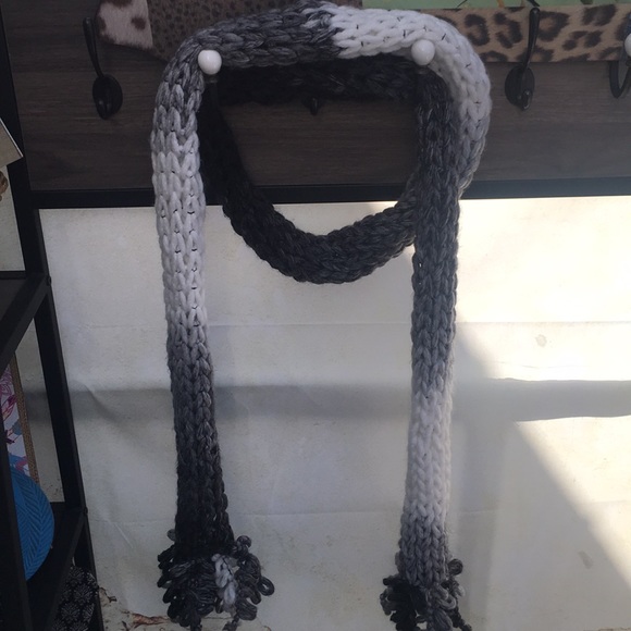 New Hand Crafted Chunky Knit Ombré Scarf and Beanie Cold Weather Gift Set - Picture 7 of 8